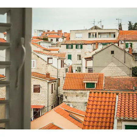 Liatris Apartment Split